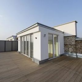 Wunderschöne Dachgeschosswohnung mit großer Dachterrasse und Wintergarten! - Photo 2