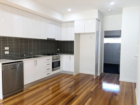 2/10 Lorensen Avenue, Coburg North VIC 3058 - Photo 4