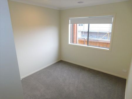 FOUR BEDROOM FAMILY HOME WITH LANDSCAPED GARDENS - Photo 3