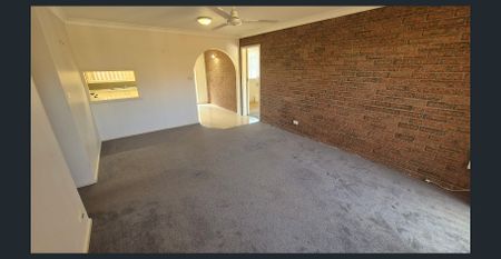 Well Presented 2 bedroom Villa with garage - Photo 3