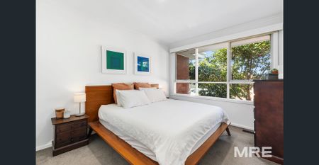 Light-filled living in a convenient Kew location - Photo 4