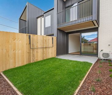 Modern, High spec Townhouse with Private Master Ba - Photo 1