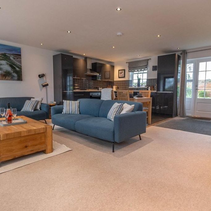 3 bedroom mews to rent - Photo 1