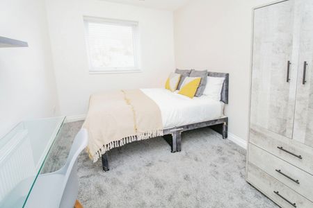 BILLS INCLUDED – Ebor Place, Hyde Park, Leeds, LS6 - Photo 5