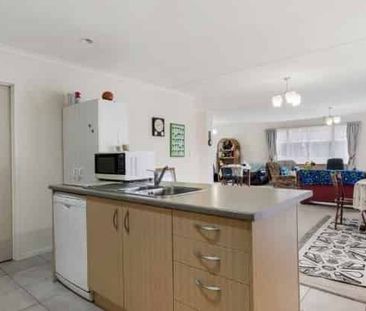Spacious 4-Bed in Helensville - Photo 2