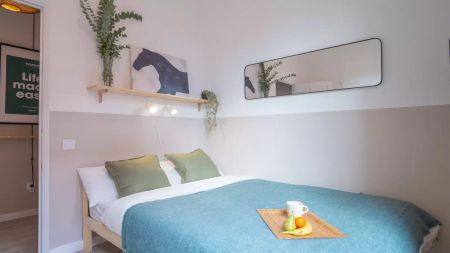 Room in a shared 5-bedroom apartment for rent in Sant Andreu, perfect for professionals and students - Photo 5