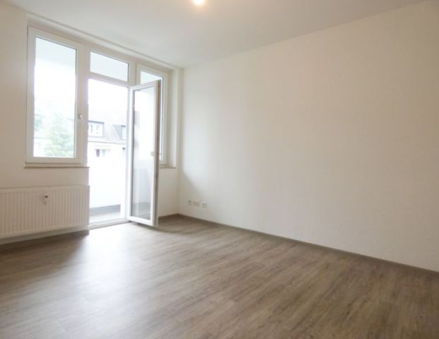 ** Modernisierte 2-Zi-Wohnung mit Wohnküche und Loggia in beliebter Lage von Essen-Frohnhausen ** - Photo 1