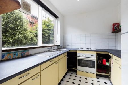 Cosy One-Bedroom Gem in Richmond – Walk Everywhere, Live Easily! *preferred lease term 6-12months negotiable* - Photo 4