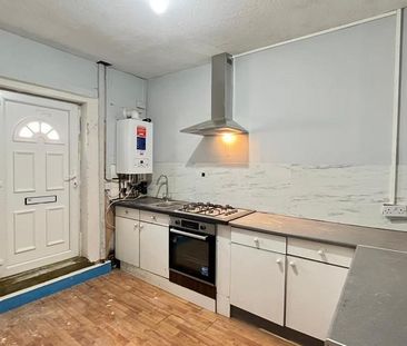 4 bedroom semi-detached house to rent - Photo 6