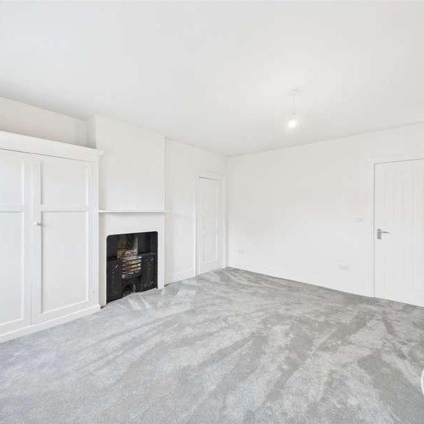 The Avenue, Harewood, Leeds, LS17 - Photo 1