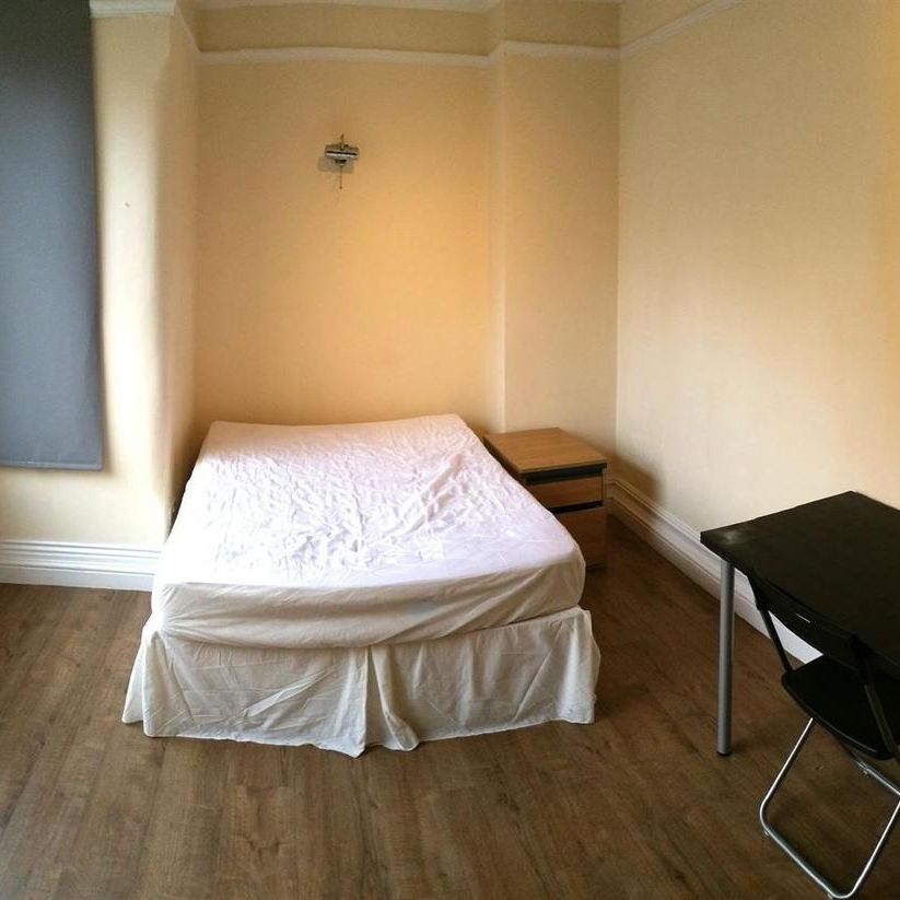 8 bedroom house to rent - Photo 1