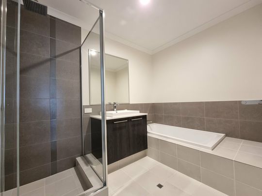 Modern Spacious Family Home - Photo 1