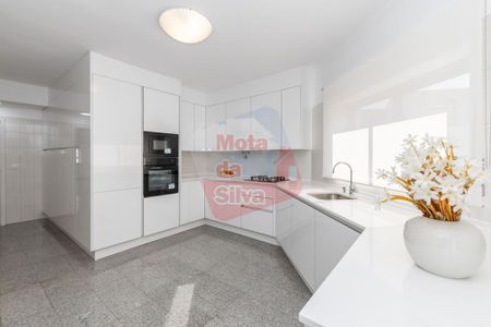 Luxury Apartment for rent in Almada, Distrito de Setúbal - Photo 3
