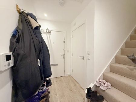 2 bedroom flat in London - Photo 2