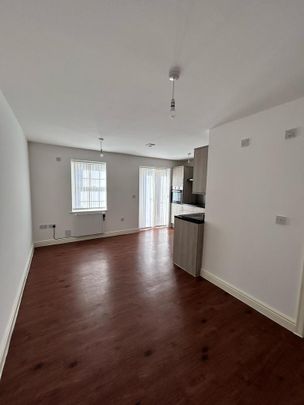 4 bedroom end of terrace house to rent - Photo 1