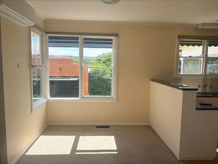 Neat family home with gardener included - Photo 4