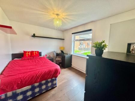 5 Bed Student House - 28 Forrester Close - Photo 3