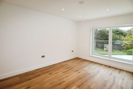 2 bedroom Flat To Let - Photo 3