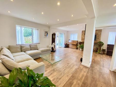 4 bedroom detached house to rent - Photo 3