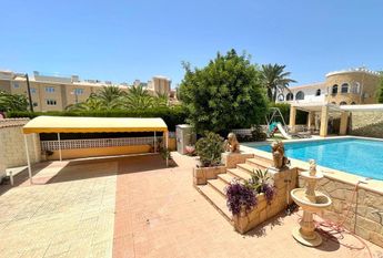 LONG TERM RENTAL. Spacious villa with 6 bedrooms for rent.