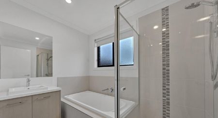 Spacious 4 Bedroom Home in Thornhill Park - Photo 5