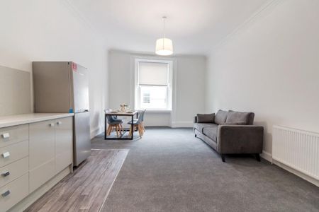 3 bedroom flat to rent - Photo 2