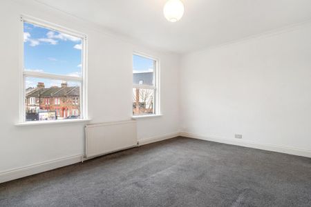 2 bedroom flat in London - Photo 4