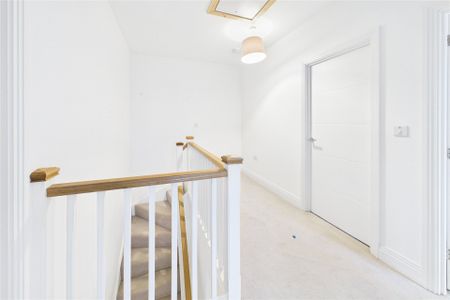 3 bedroom House in Hurley Drive, Bracknell - Photo 3