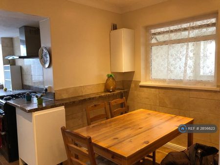 5 bedroom semi-detached house to rent - Photo 2