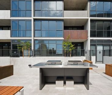 Light-Filled Corner One-Bedroom with Generous Private Courtyard - Photo 4