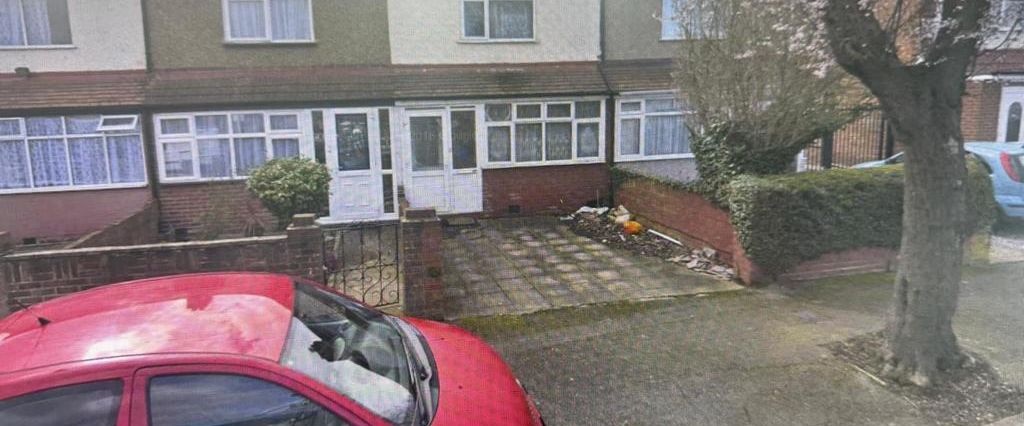 3 bedroom terraced house to rent - Photo 1
