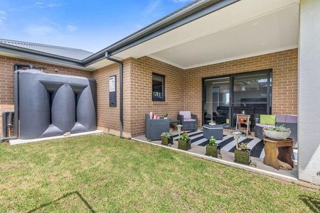 Modern Family Home - Photo 3