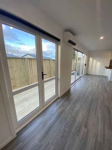 This stunning townhouse - Photo 2