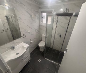 Cosy & Convenient 1-Bedroom Half House- Includes Water! - Photo 4