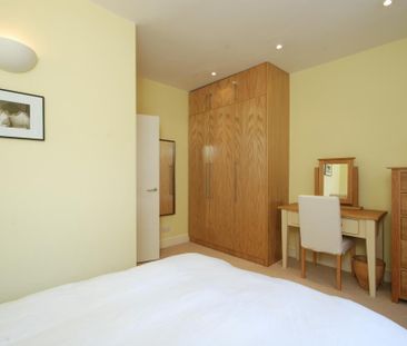 2 bedroom mews to rent - Photo 5
