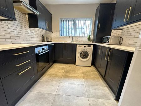 4 bedroom terraced house to rent - Photo 5