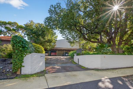 Modern Comfort & Easy-Care Living in a Prime Claremont Location - 6 Month Lease only - Photo 2