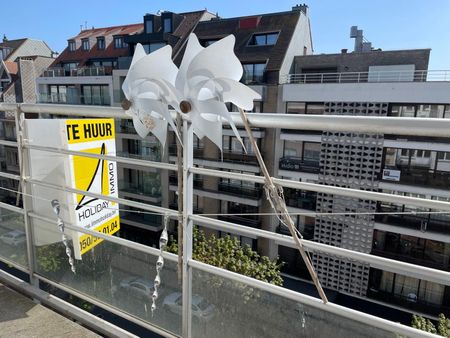 Verzorgd en vernieuwd ongemeubeld appartement met balkon in de Lippenslaan te Knokke - Photo 3