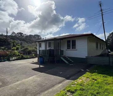 Spacious 6BR Family Home in Waitakere - Photo 4