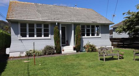 Situated in a highly sought after area, welcome to 66 Rata Street! - Photo 5