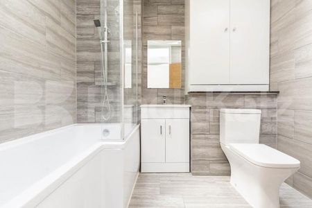 Recently refurbished split level two double bed flat mins to Euston & UCL - Photo 4
