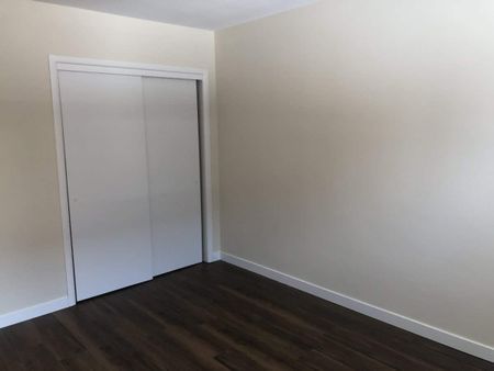 Small Pet Friendly, 2 Bedroom Duplex - Photo 2