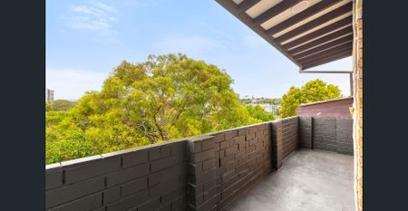 Freshly Updated Two Bedroom Apartment - Photo 4