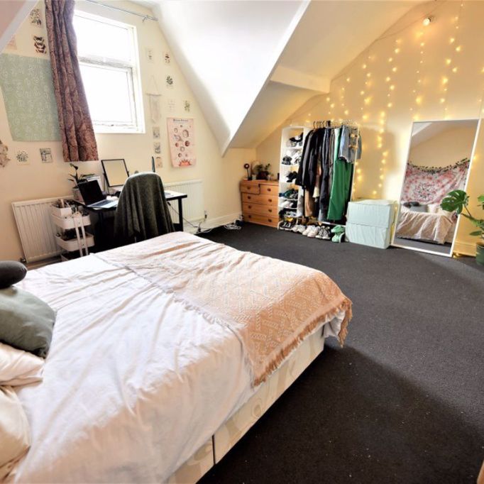 7 bedroom House in Hyde Park, Leeds - Photo 1