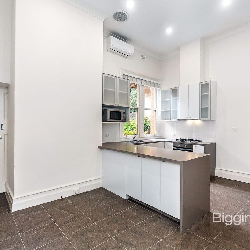 SUPERB 2 BEDROOM HOME IN PREMIER EAST MELBOURNE LOCATION - Photo 1
