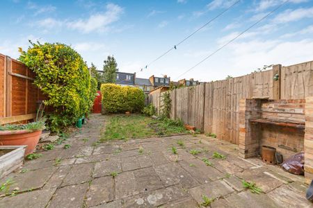 4 bedroom terraced house to rent - Photo 5