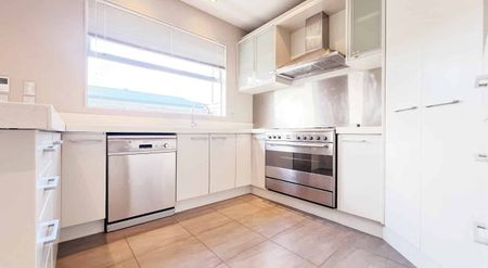 Spacious 5-Bedroom Family Home - Everything You Need! - Photo 5