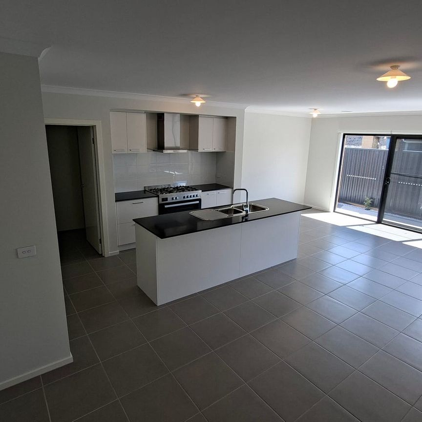 25 Mound Ave, Donnybrook, Vic 3064 - Photo 1