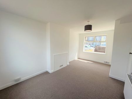 A RECENTLY REFURBISHED three Bedroom terraced house - Photo 5