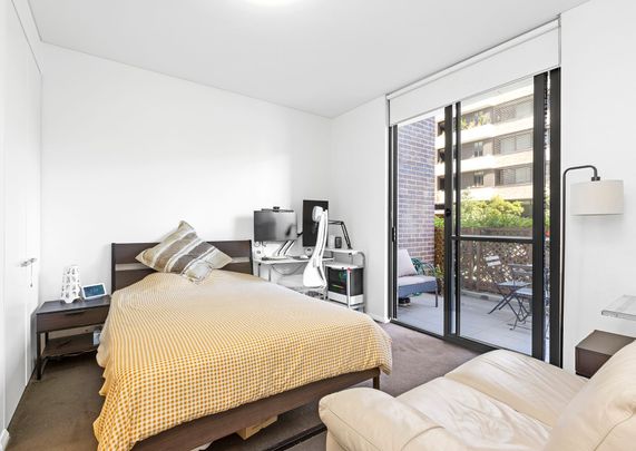 Superbly Presented Oversized Two Bedroom Apartment - Photo 1